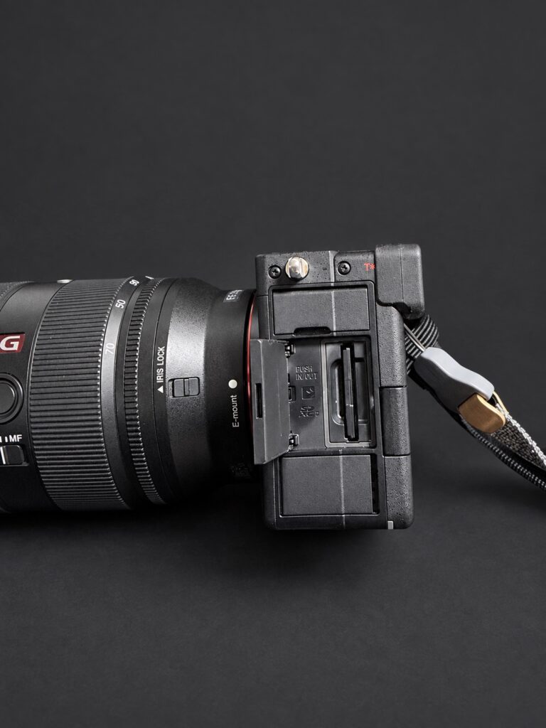 α7C IIの側面のカードスロットを開けた状態。SDカードスロットが1つだけある