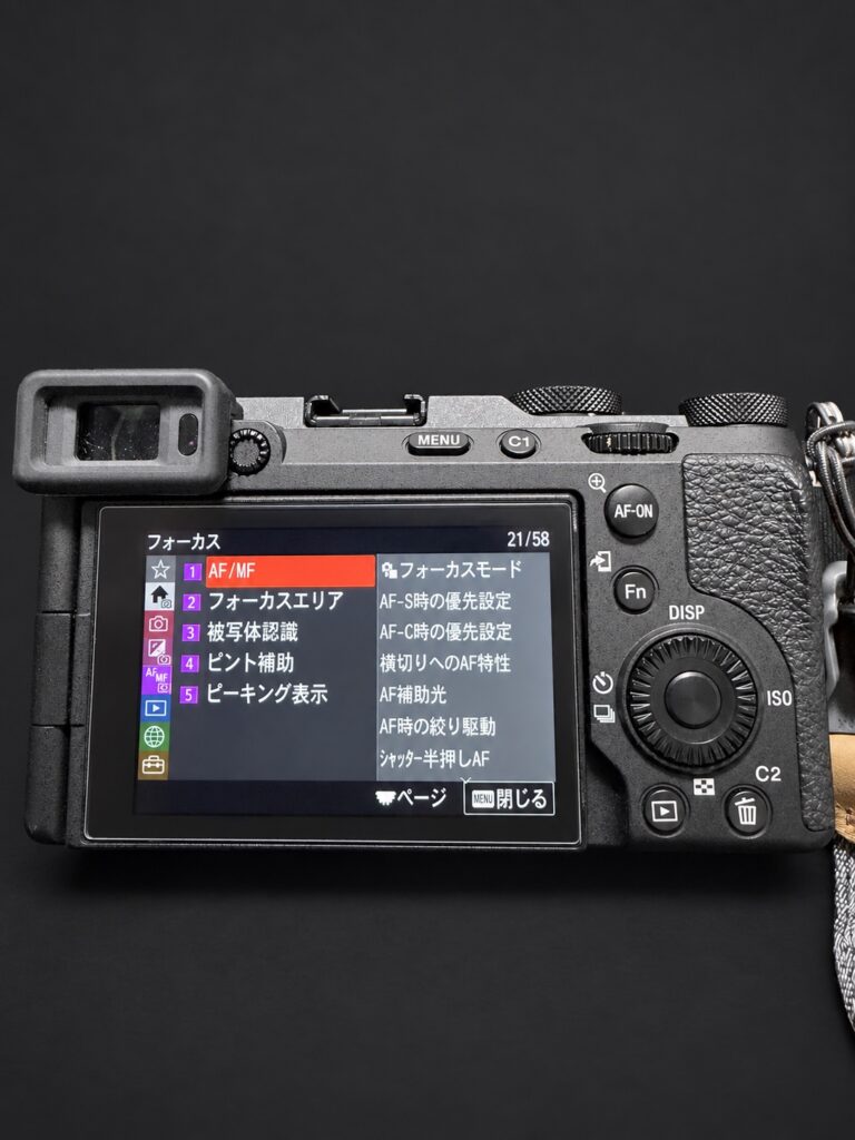 α7C IIのメニューのフォーカス画面。右の列に「シャッター半押しAF」が表示されている
