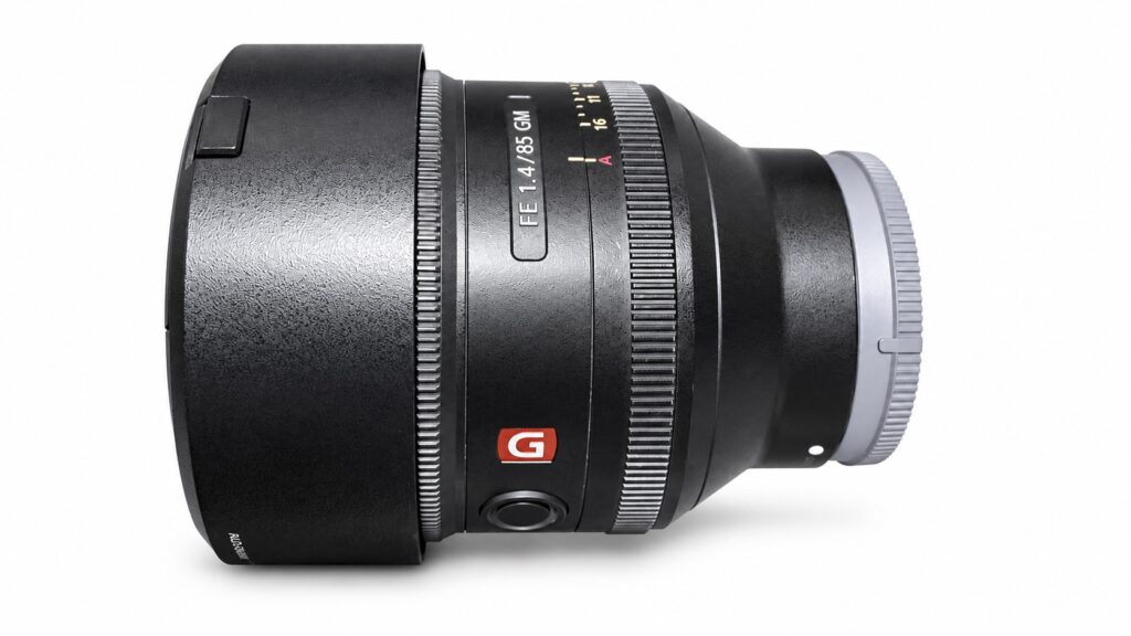 SONY FE 85mm F1.4 GM 初代をフード付きで真横から撮影
