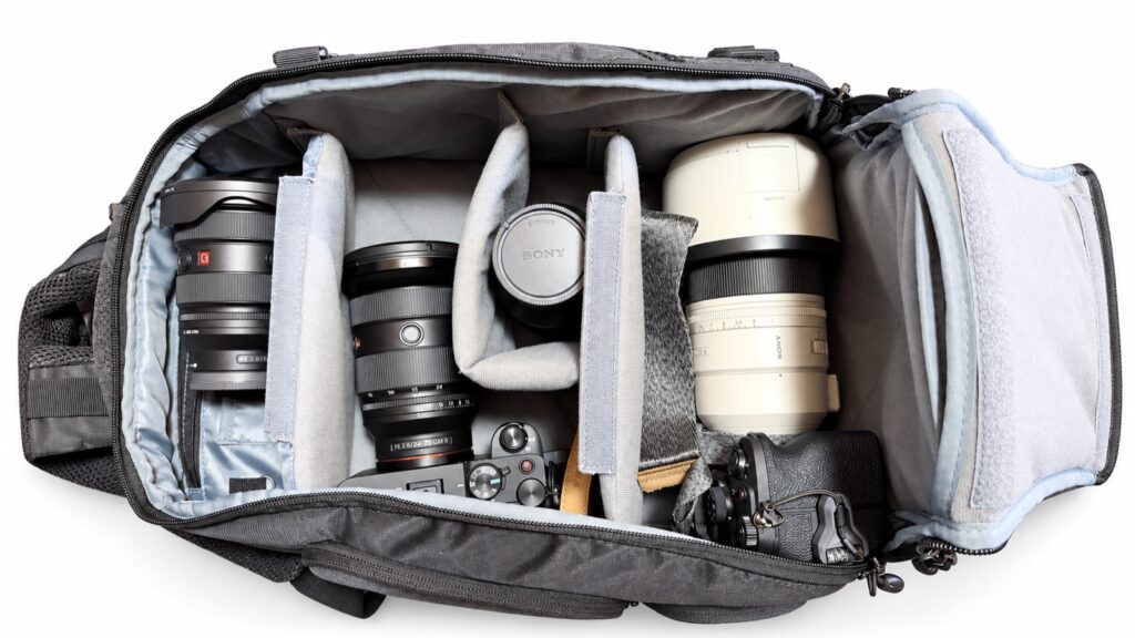 カメラリュックの中に、16-35mm・24-70mm(α7C II装着)・50mm・70-200mm(α7 IV装着)が仕切りで分けて入っている写真