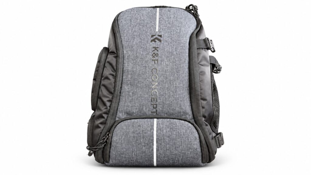 K&F CONCEPTのグレーのカメラリュックを正面から撮った写真