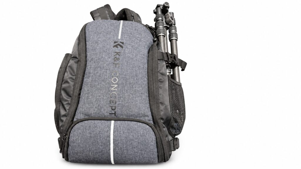 カメラバッグの横にVANGUARD VESTA TB 204CBを装着した状態
